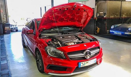 Garage automobile pour Mercedes A45 AMG au Tampon