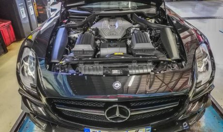 Garage automobile pour Mercedes SLS au Tampon