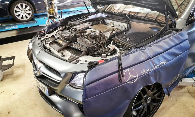Garage automobile pour Mercedes E63 S au Tampon