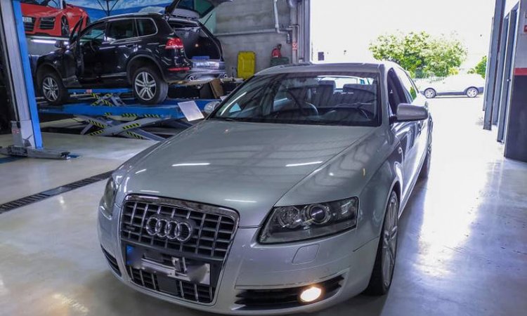 Garage automobile pour Audi A6 au Tampon
