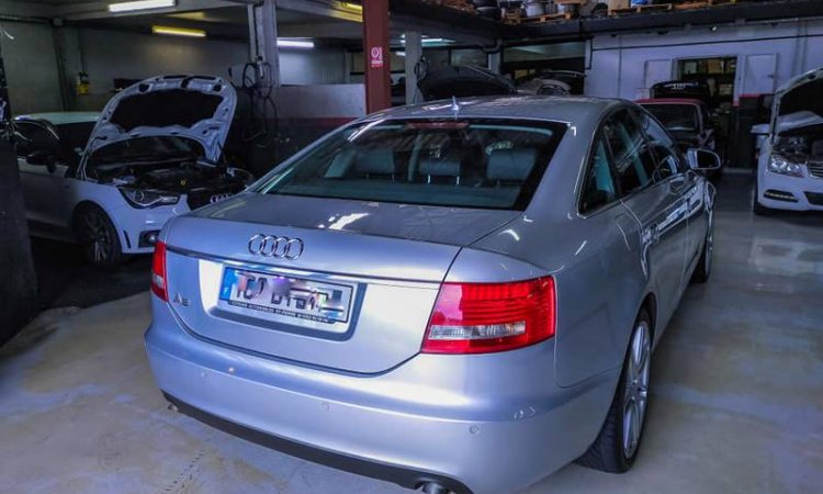 Garage automobile pour Audi A6 au Tampon