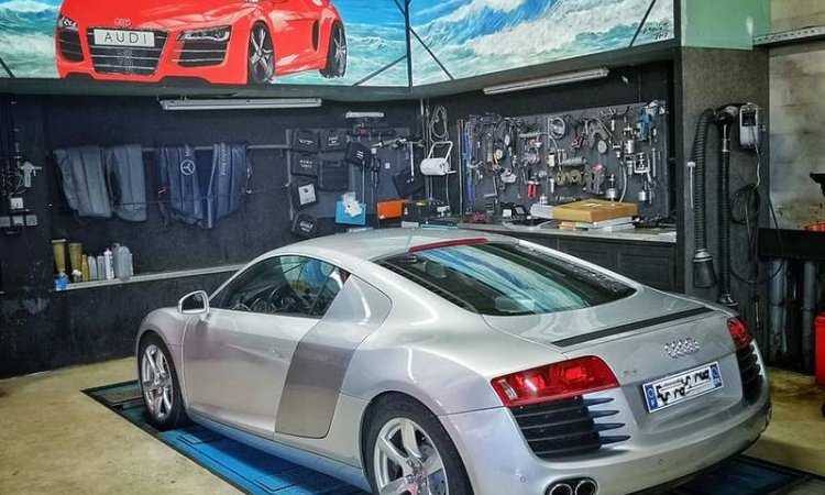 Garage automobile pour Audi R8 au Tampon