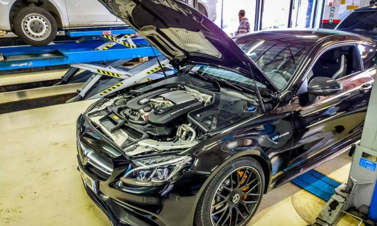 Garage automobile pour Mercedes C63 AMG coupé au Tampon