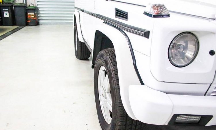 Garage automobile pour Mercedes benz G400 au Tampon