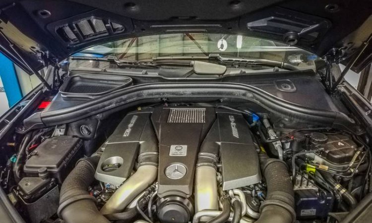 Garage automobile pour Mercedes ML 63 AMG au Tampon